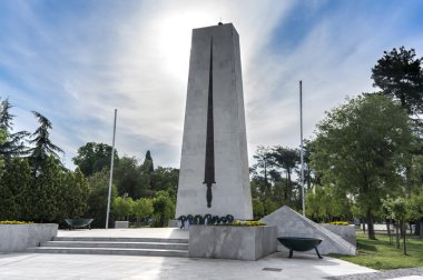 Mavi gökyüzü ile dikili taş anıt