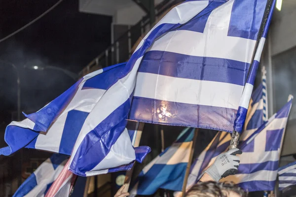 Griechische Fahnen auf einer politischen Versammlung lizenzfreie Stockfotos