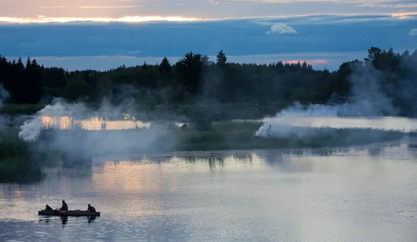 Smokey sjö och båt — Stockfoto