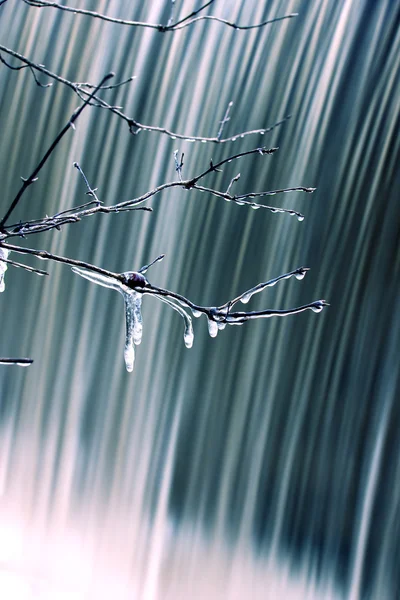 Buz sarkıtları ve bir duvar şelale — Stok fotoğraf