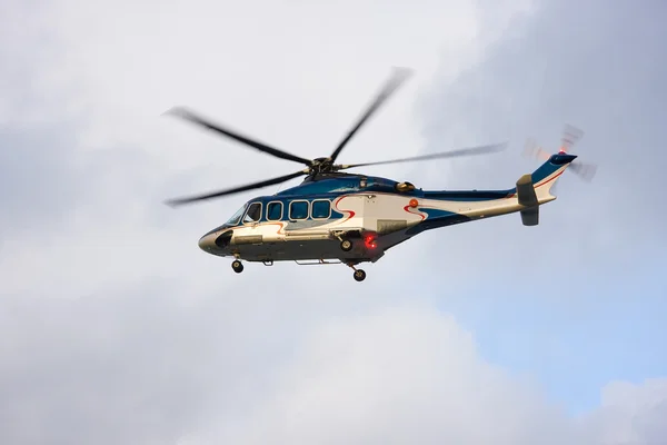 Helikopter i luften - Stock-foto