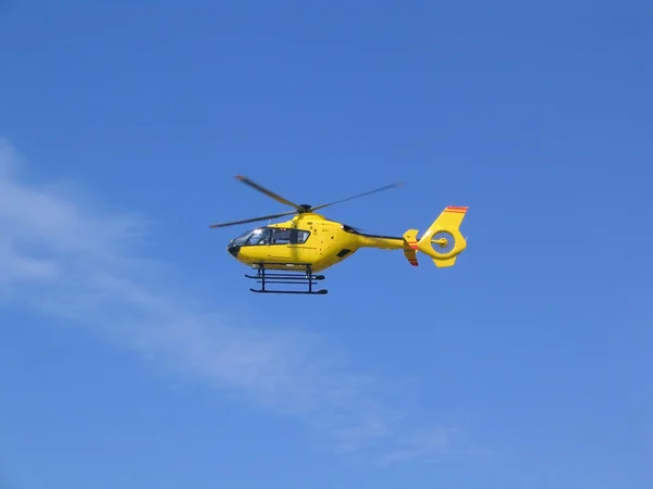 Жовтий вертоліт у повітрі — стокове фото