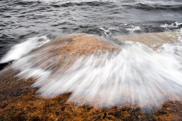 Wave hat on rock — Stock Photo, Image