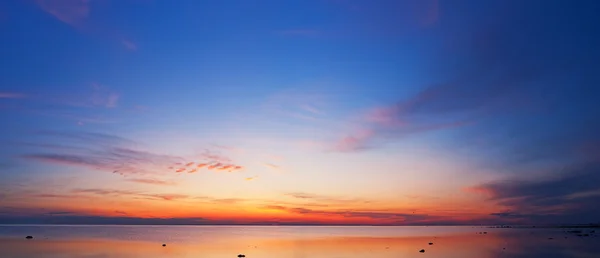 Solnedgang til sjøs – stockfoto