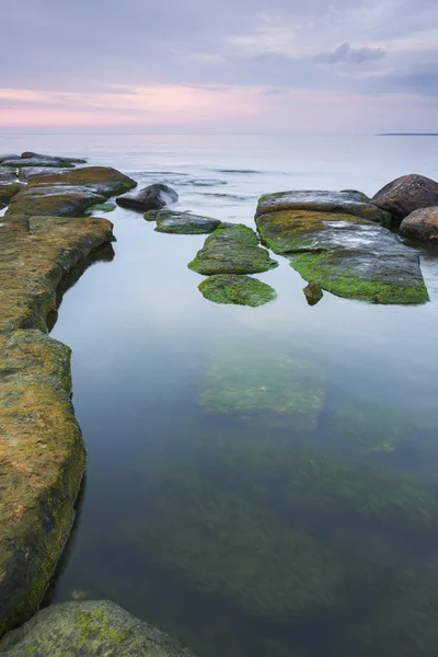 석양에 물에서 바위 — 스톡 사진