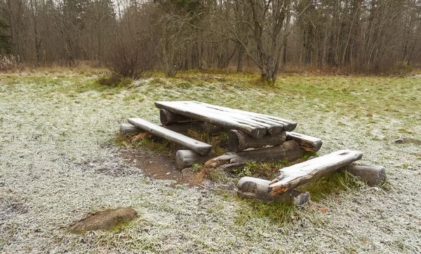 Frostiga bänk och bord — Stockfoto