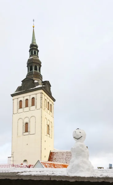 教会圣尼古拉斯和雪人在塔林，爱沙尼亚 — 图库照片