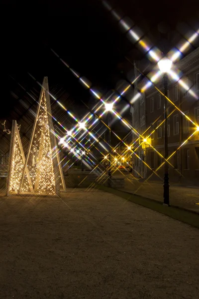 Luci per addobbi natalizi nel centro storico di Tallinn, Estonia — Foto Stock