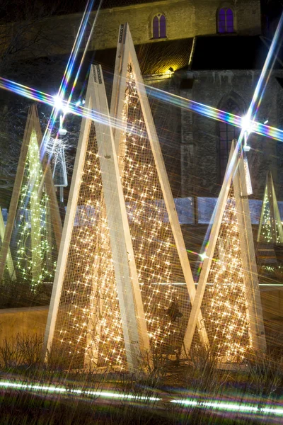 Luci per addobbi natalizi nel centro storico di Tallinn, Estonia — Foto Stock