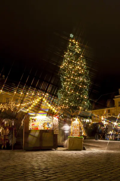 Kerstmarkt rond fir boom in de oude stad van tallinn, Estland — Stockfoto