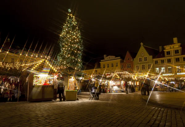 Mercado de Navidad alrededor de abeto en el casco antiguo de Tallin, Estonia —  Fotos de Stock