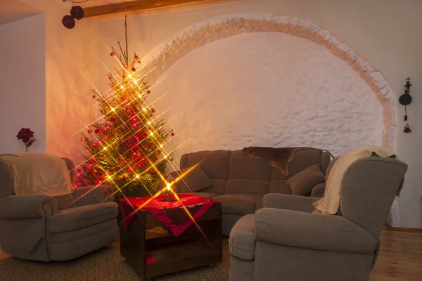 Гостиная и светлая рождественская елка — стоковое фото