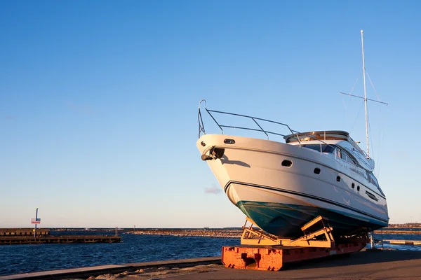 Yacht fuori dall'acqua — Foto Stock