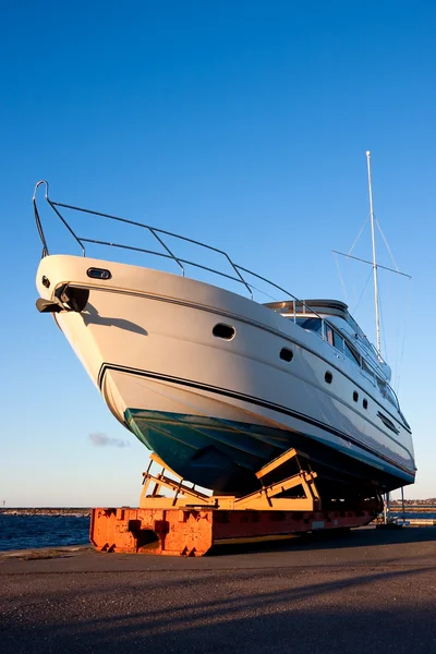 Yacht fuori dall'acqua — Foto Stock