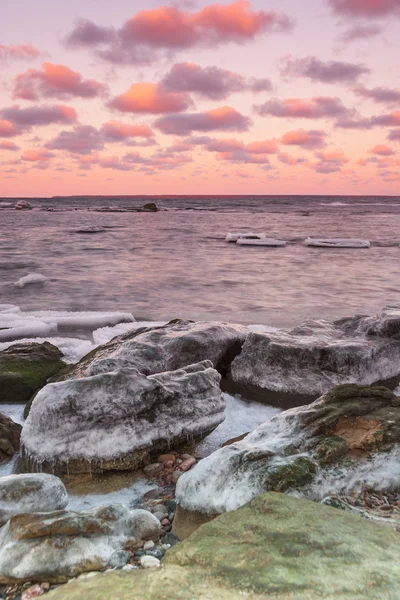 Isiga stenar nära havet i solnedgången — Stockfoto