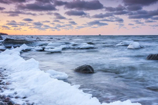 Pierres de glace près de la côte au coucher du soleil — Photo