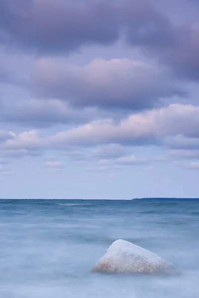 Isig sten i havet — Stockfoto