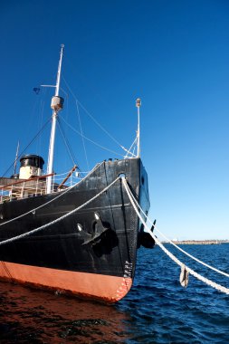 gemi quay için bağlı ipler ile ön plana