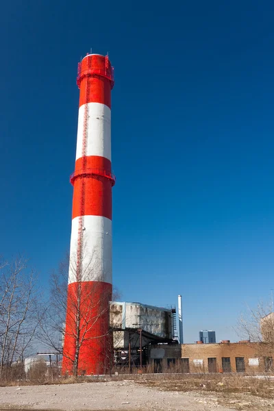 Rot-weißer Fabrikschornstein — Stockfoto