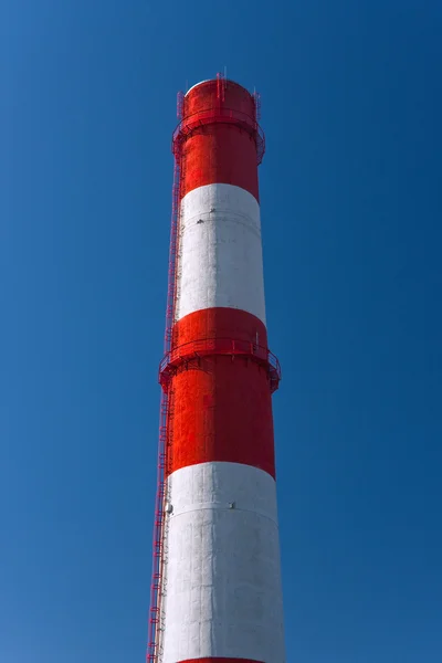 Röd-vita fabriken skorsten — Stockfoto