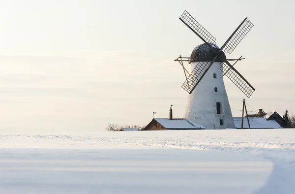 Kincir angin putih tua di Estonia pada hari musim dingin bersalju — Stok Foto