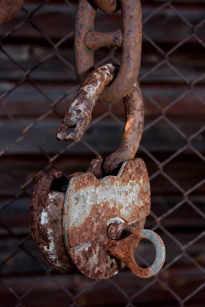 Altes Vorhängeschloss hängt an einer Kette — Stockfoto