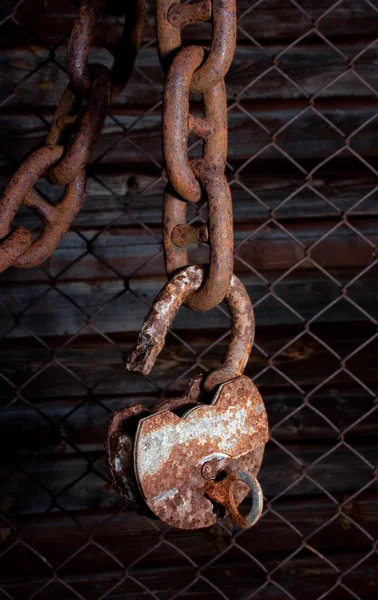 Altes Vorhängeschloss hängt an einer Kette — Stockfoto