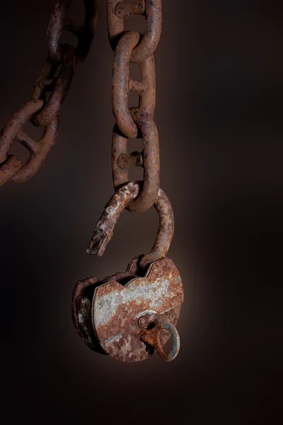 Altes Vorhängeschloss hängt an einer Kette — Stockfoto