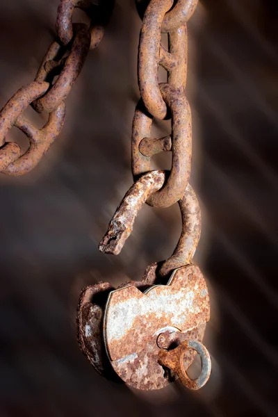 Antiguo candado colgado de una cadena —  Fotos de Stock