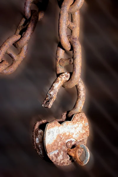 Vieux cadenas accroché à une chaîne — Photo