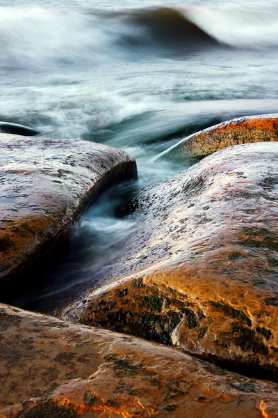 Pietre sinuose e mare ondulato — Foto Stock