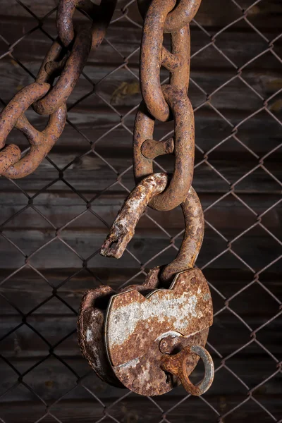 Altes Vorhängeschloss hängt an einer Kette — Stockfoto