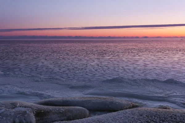 Ijskoude zee bij zonsopgang — Stockfoto