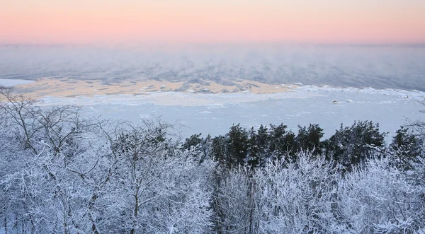 Soğuk bir kış sabahı dumanı tüten denizde — Stok fotoğraf