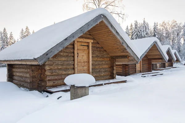 Kleine Campinghäuser an verschneiten Wintertagen — Stockfoto