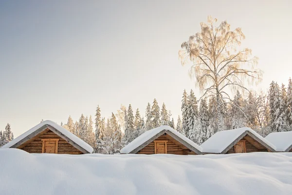 小さいキャンプ住宅における雪に覆われた冬の日 — ストック写真