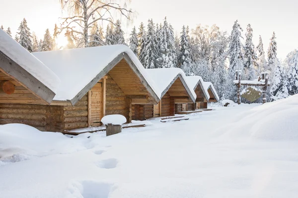 Kleine Campinghäuser an verschneiten Wintertagen — Stockfoto
