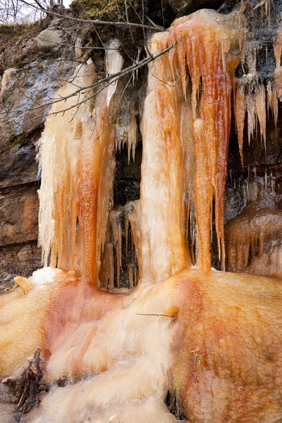 悬崖上的高大橙色冰柱 — 图库照片