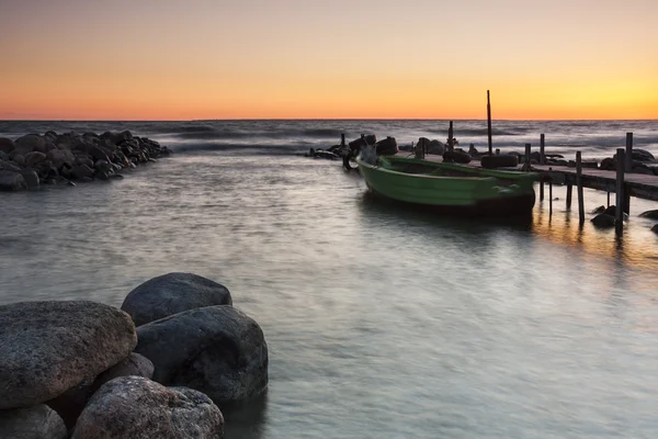 日没時の橋の近くの海でボートします。 — ストック写真