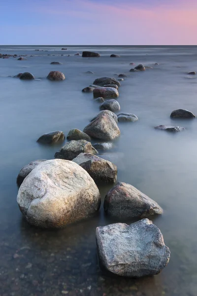 夕焼けの海で bigh 岩のライン — ストック写真