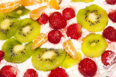 tatlı taze meyve ve krema ile