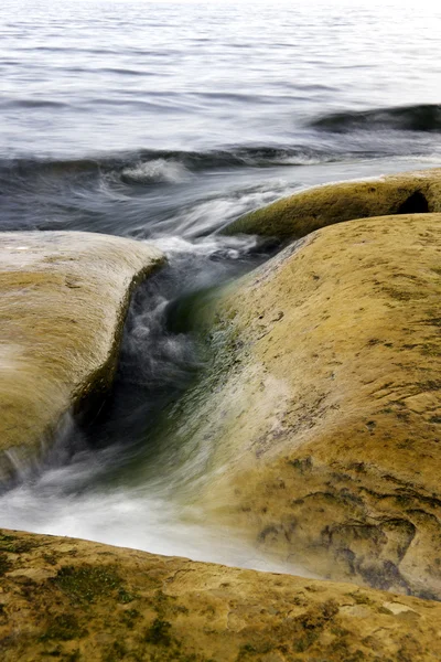 Runde gelbe Felsen im Meer — Stockfoto