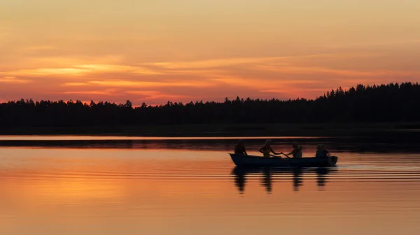 Boottocht op gouden zonsondergang — Stockfoto