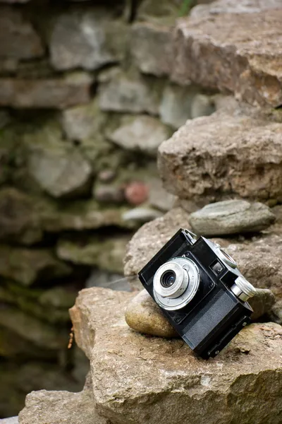 Pequeña cámara de película SLR en rocas —  Fotos de Stock