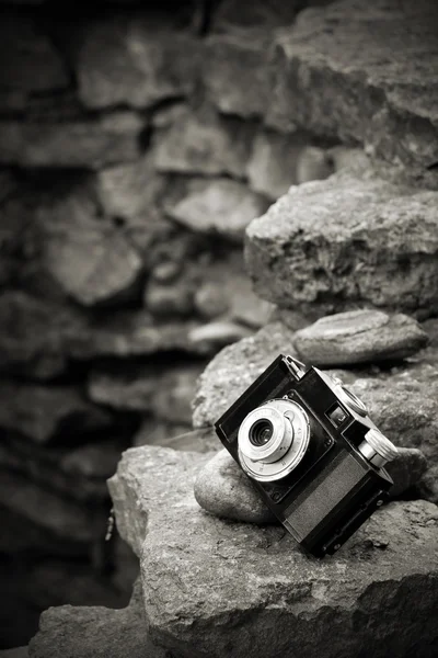 Petit appareil photo reflex sur rochers — Photo