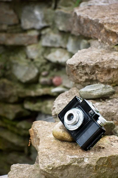 Pequeña cámara de película SLR en rocas —  Fotos de Stock