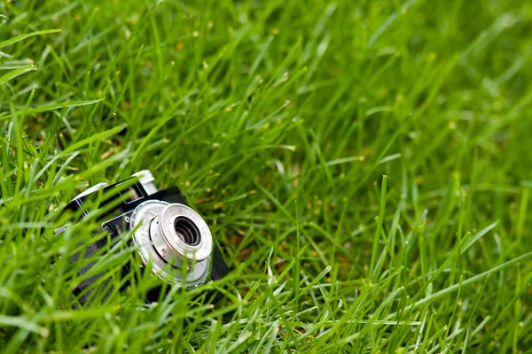 SLR-kamera på grönt gräs — Stockfoto