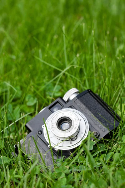 SLR camera on green grass — Stock Photo, Image