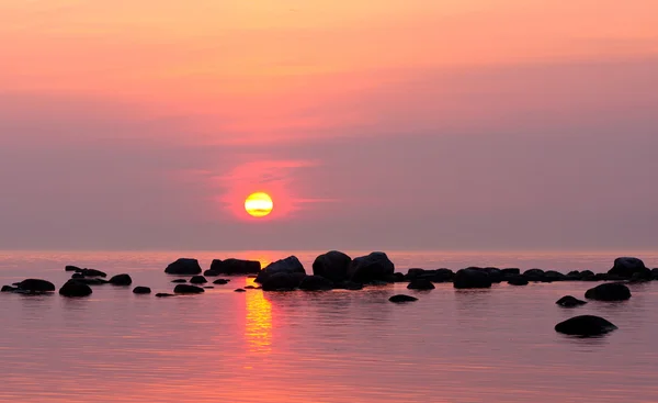 岩石在日落时海 — 图库照片