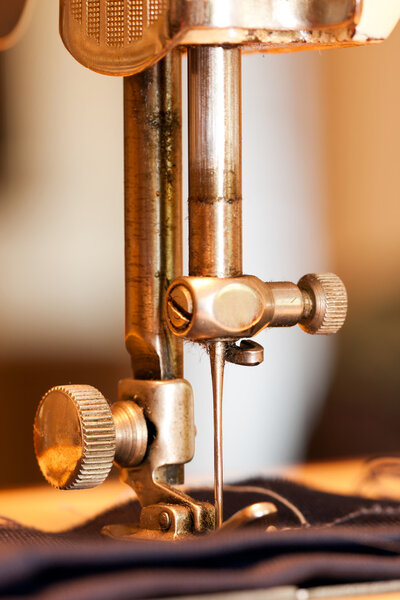 Швейная ткань с швейной машинкой
